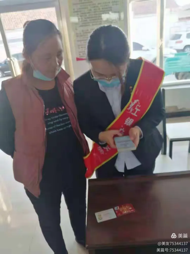 工商银行赤峰分行巴林左旗支行工银“乌兰牧骑”小分队开展小微商户二维码营销活动